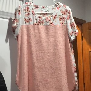 Floral summer 👚 shirt very light and pretty
